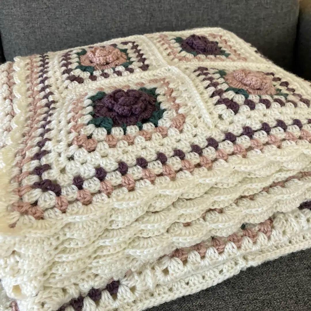 手編み薔薇のモチーフブランケット　マルチカバー　ベッドカバー