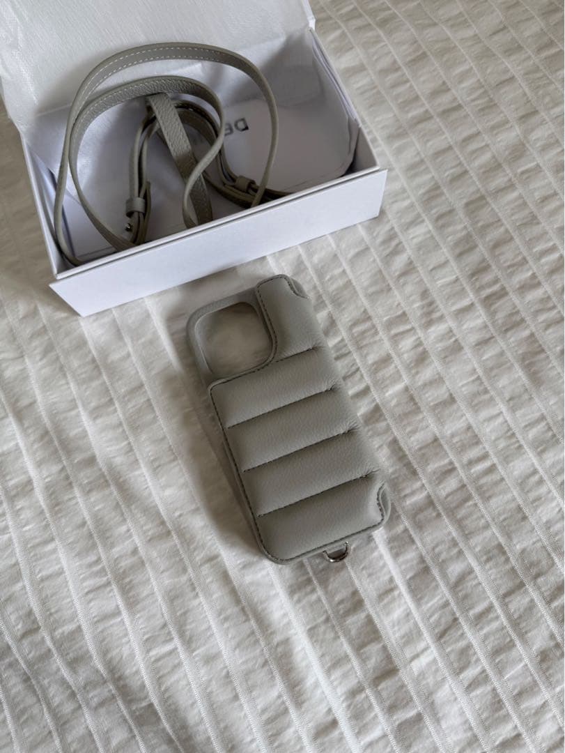 【新品未使用】DEMIU パールカラー 手帳型ケース ストラップ付き