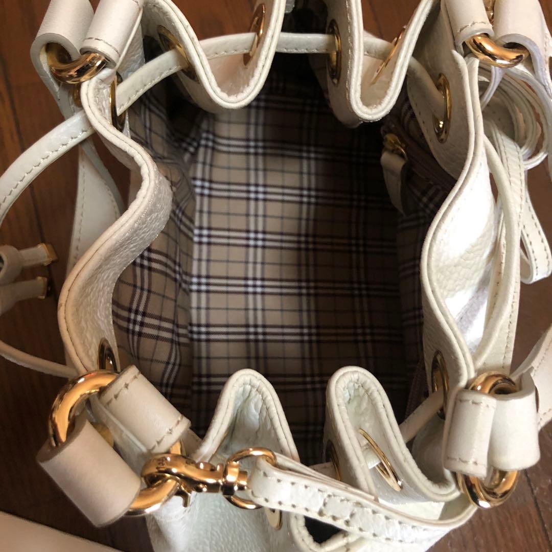 りさりさのママ専用(美品)可愛らしい白のバーバリーハンドバック