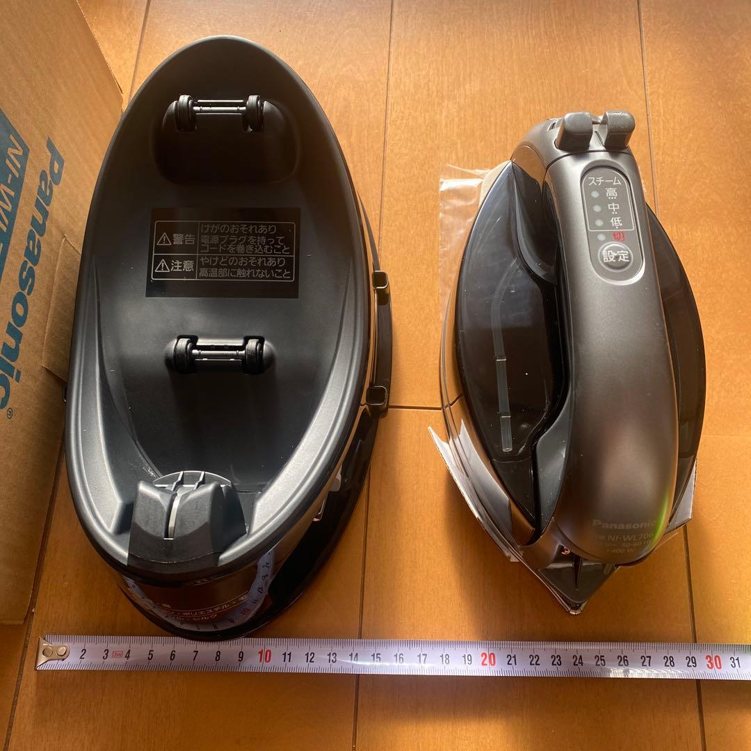 【新品】　Panasonic コードレススチーム　アイロン NI-WL706-H