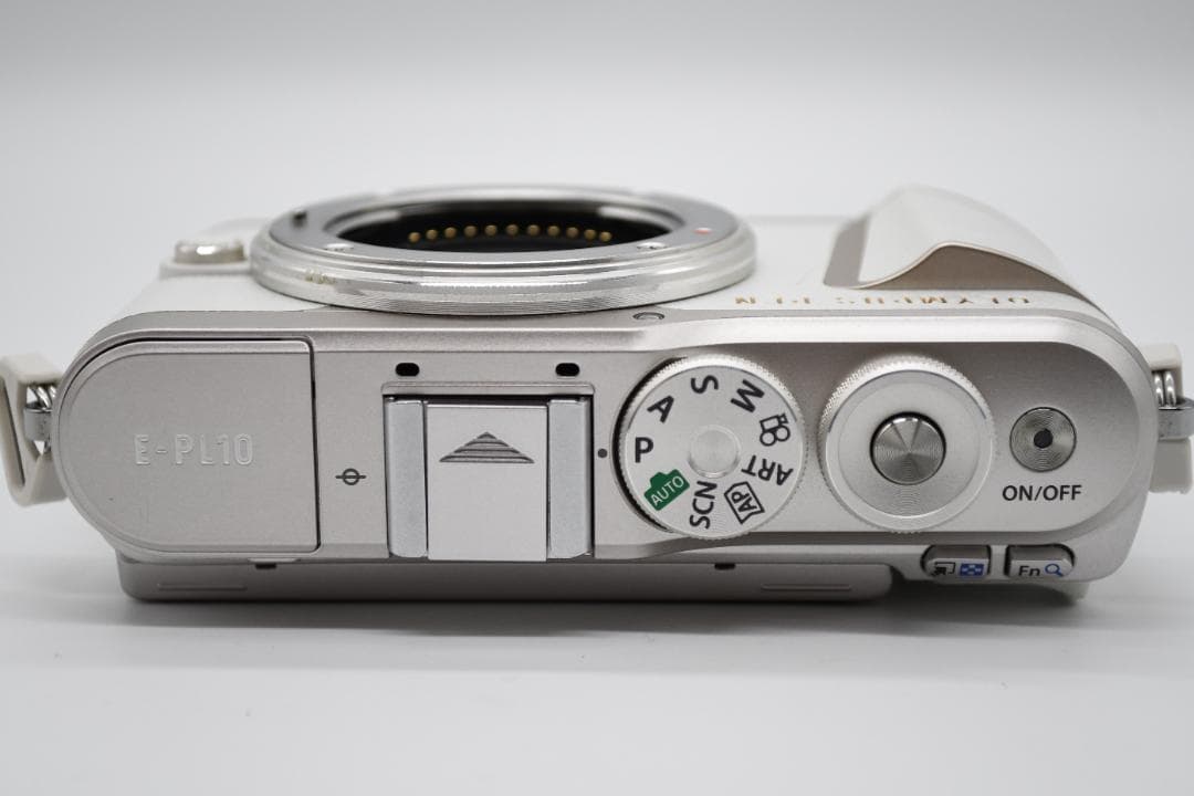 ★ほぼ新品★ OLYMPUS オリンパス PEN E-PL10 ホワイト 即発送