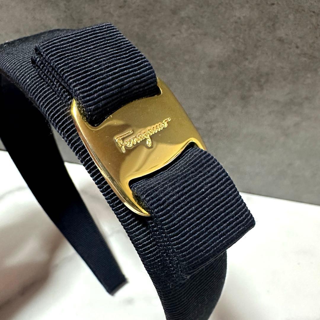 美品✨定番✨FERRAGAMO ヴァラ カチューシャ ネイビー×ゴールド