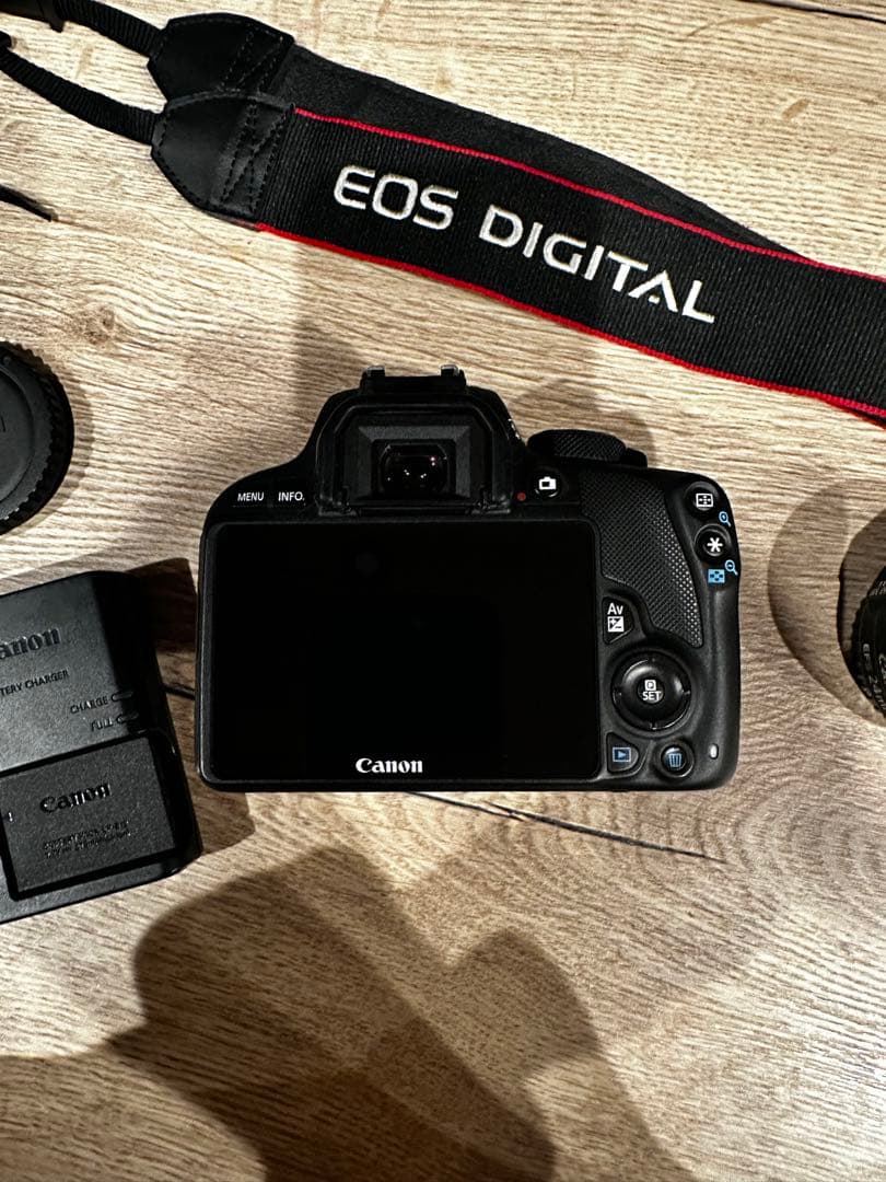 Canon EOS Kiss X7 ボディ＋単焦点レンズ2本セット