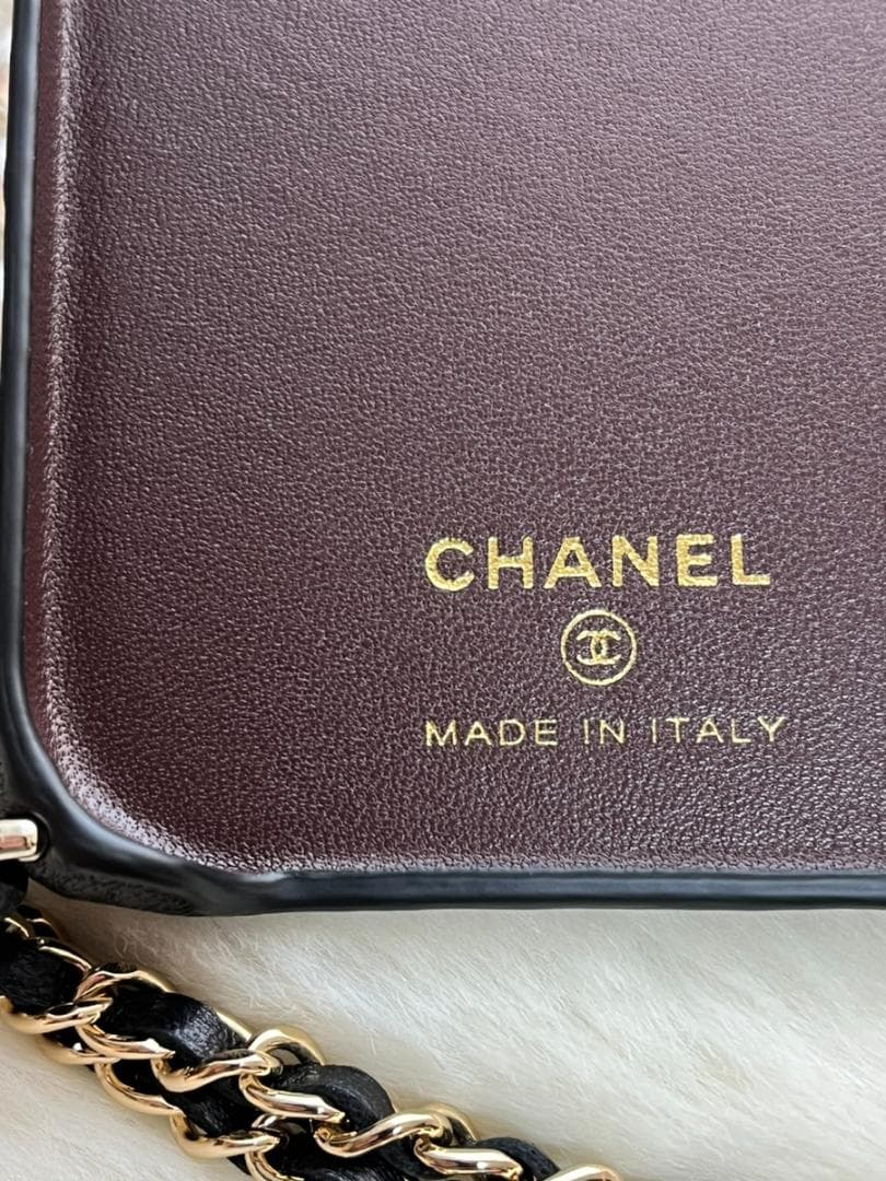 新品未使用 ★CHANEL★チェーン クラッチ iPhone 15Pro ケース