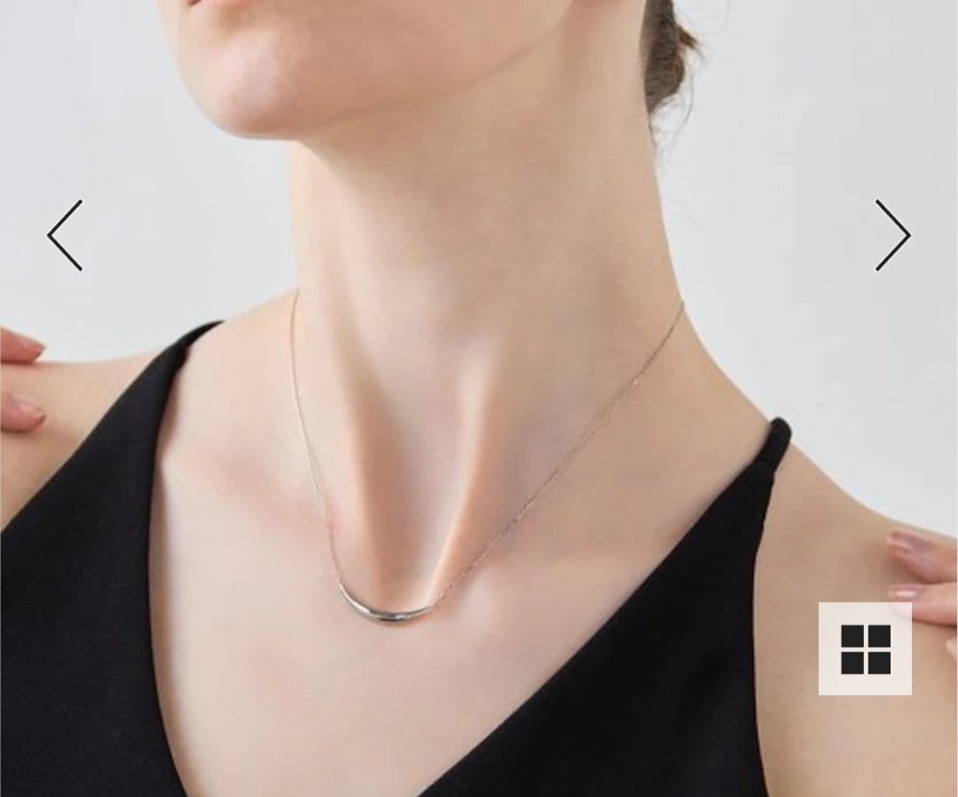 ete クレセントムーンネックレス　プラチナ