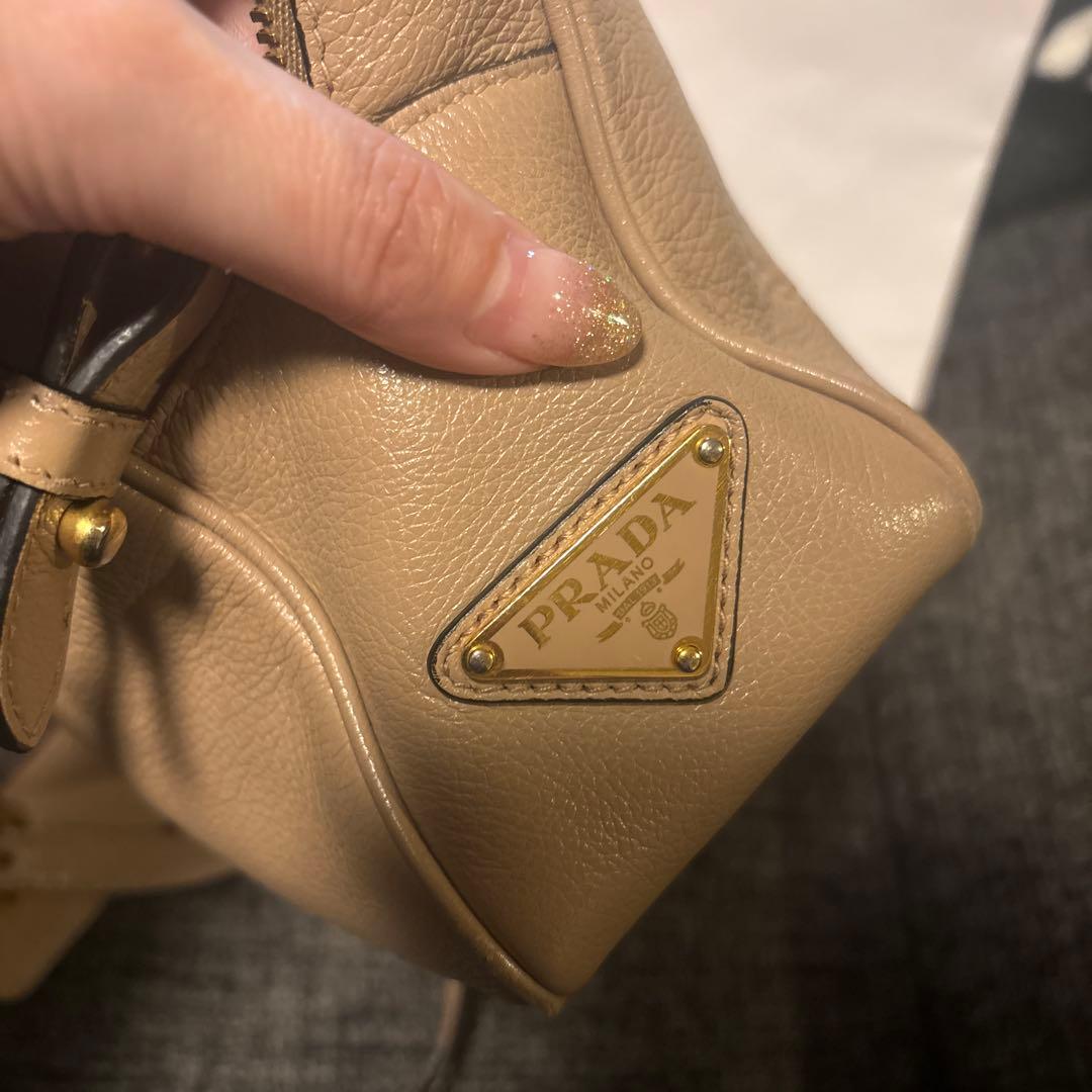 PRADA ベージュ 型押しショルダーバッグ オールレザー