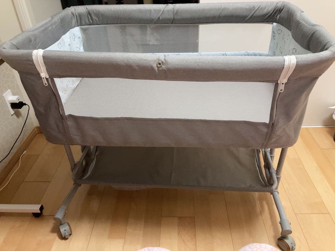 【新品同様】グレー ベビーベッド メッシュカバー付き