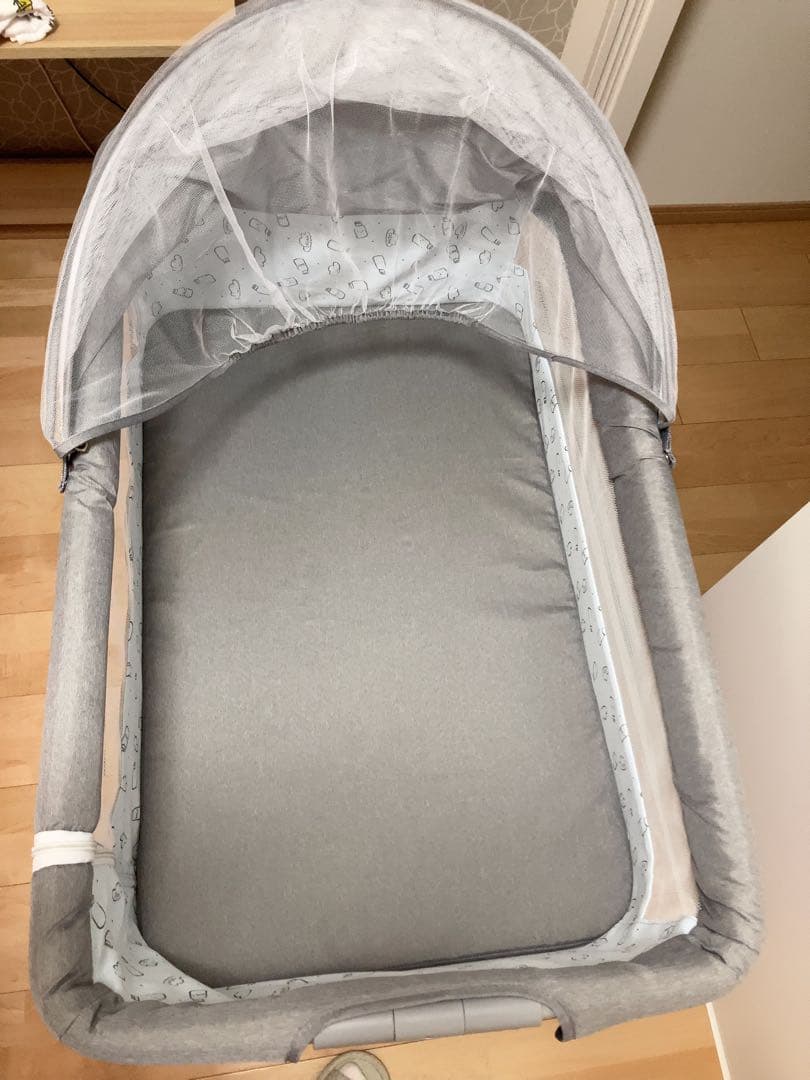 【新品同様】グレー ベビーベッド メッシュカバー付き