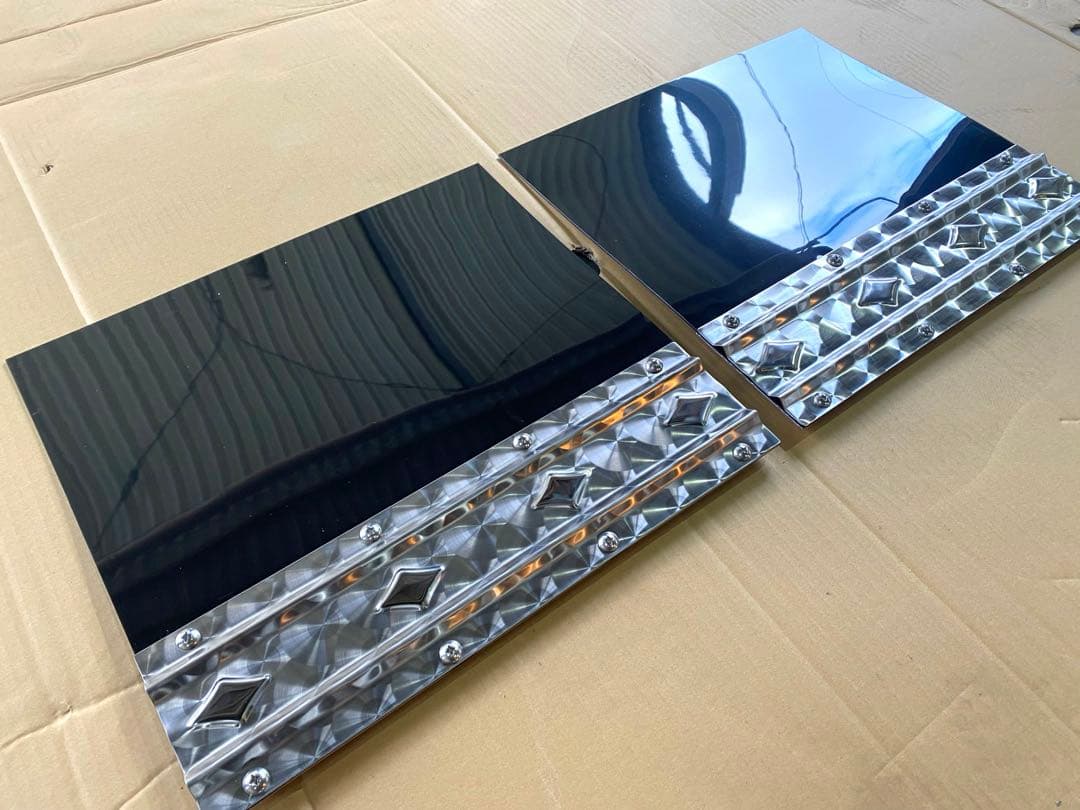 2トントラック　ダンプ　泥除け　デコトラ　ウロコ黒　430×400 サイズ変更可