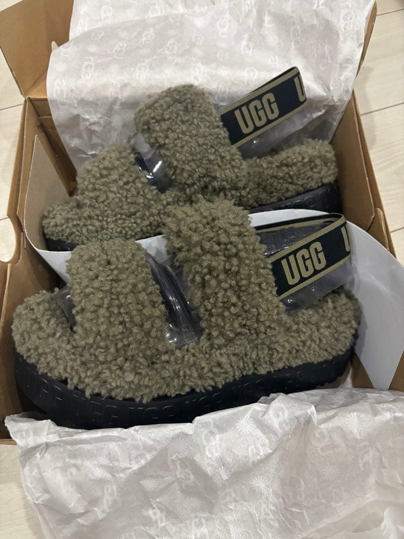 UGG 激レアオー フラッフィータ 新品サンダル アグ フラットサンダル 厚底