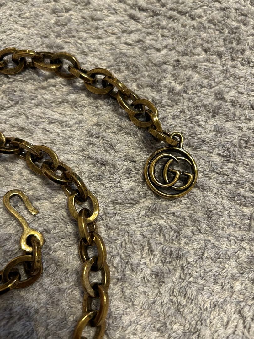 GUCCI ロゴチャーム付き金属チェーンベルト
