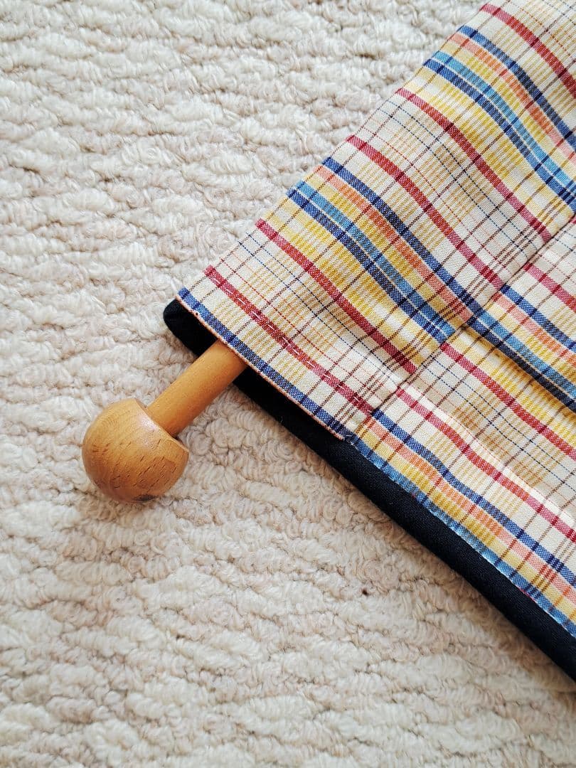 ハンドメイド　パッチワークタペストリー(ステンドグラス調チューリップ)