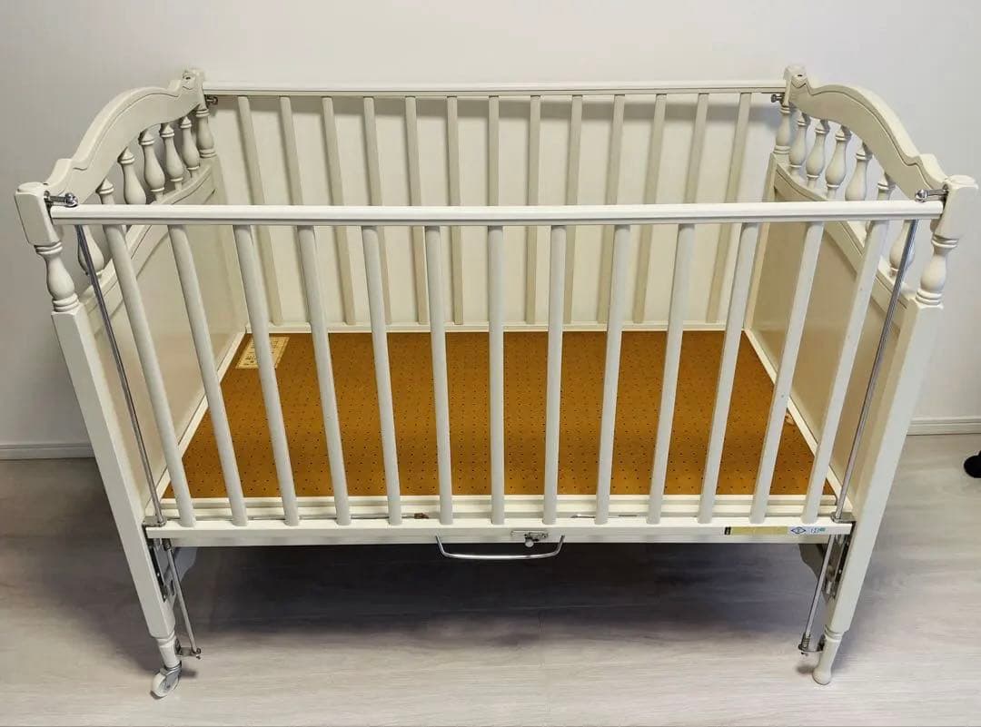 お値下げ！familiar ベビーベッド ファミちゃん絵柄