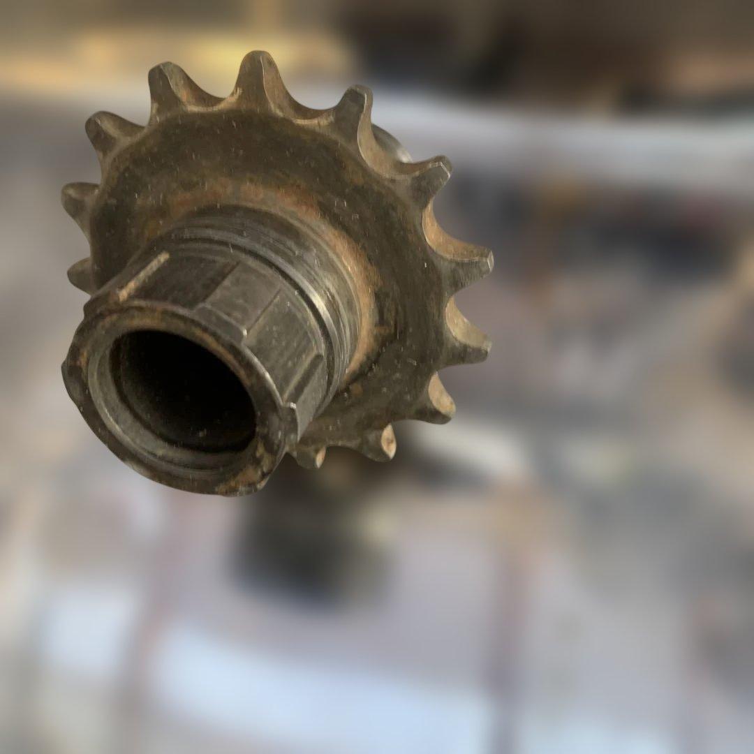 純正モトラフロントスプロケットカウンターシャフト15T