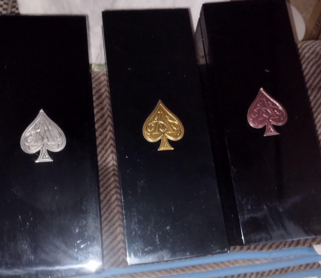 特徴的な金色のスペードのエースのラベルからスペードのエースとして知られる