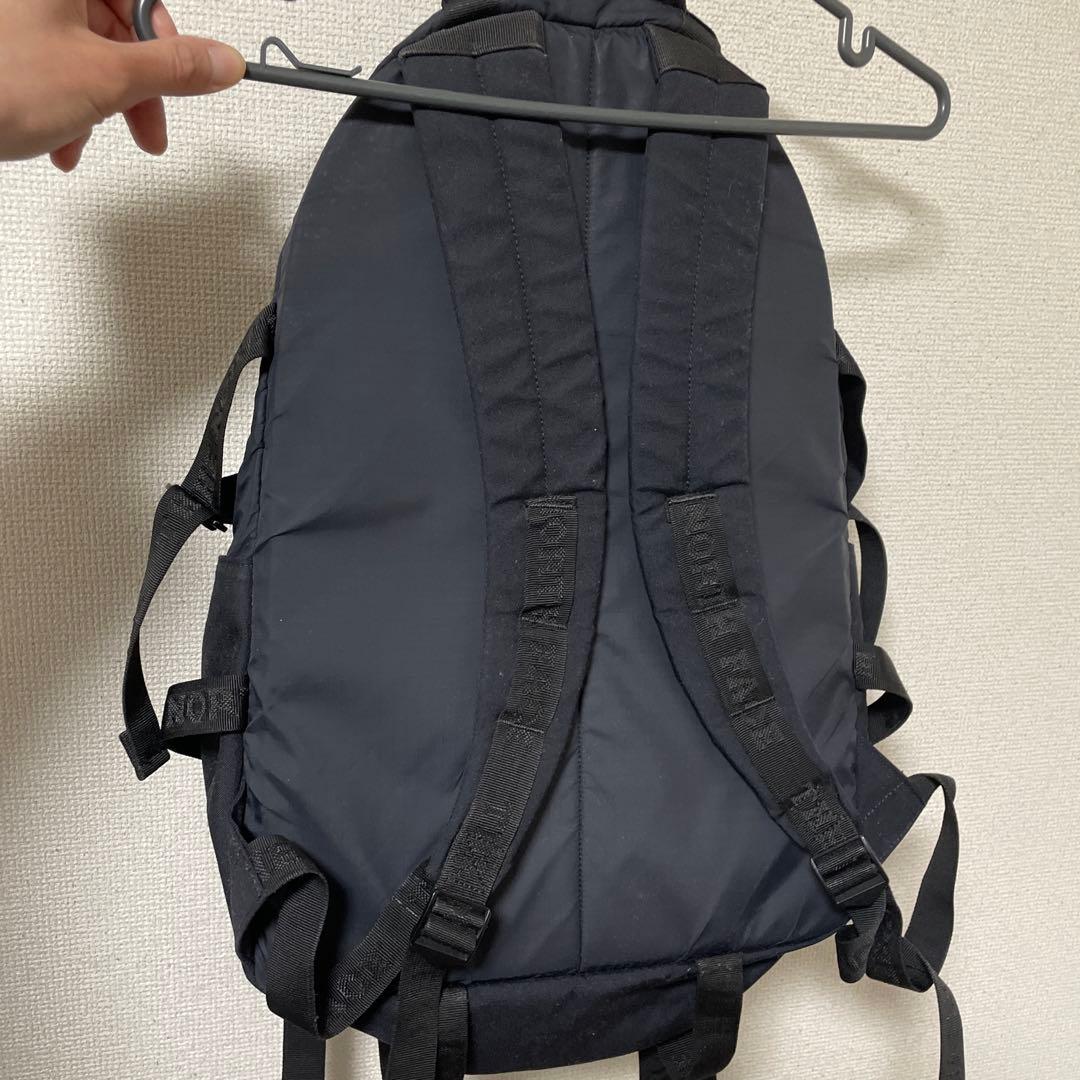 黒いナイロンリュック・バックパック