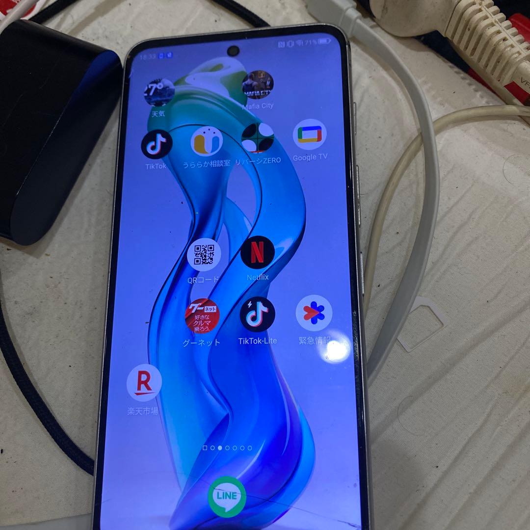 ホワイト スマートフォン 3カメラ