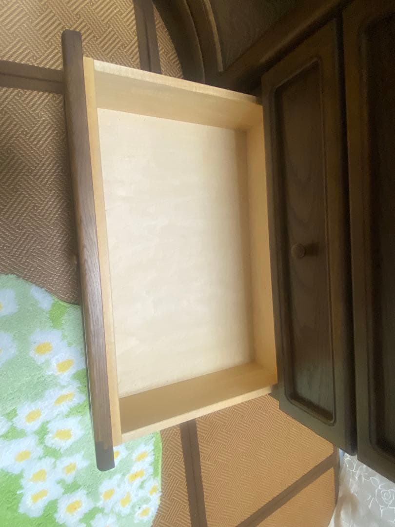 ヨシページです。 ブラウン木製キャビネット・サイドボード　カリモク