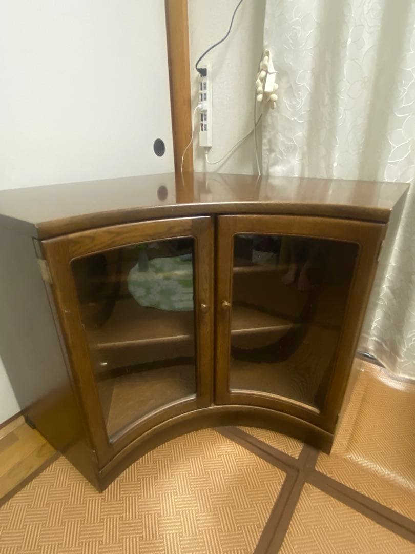 ヨシページです。 ブラウン木製キャビネット・サイドボード　カリモク