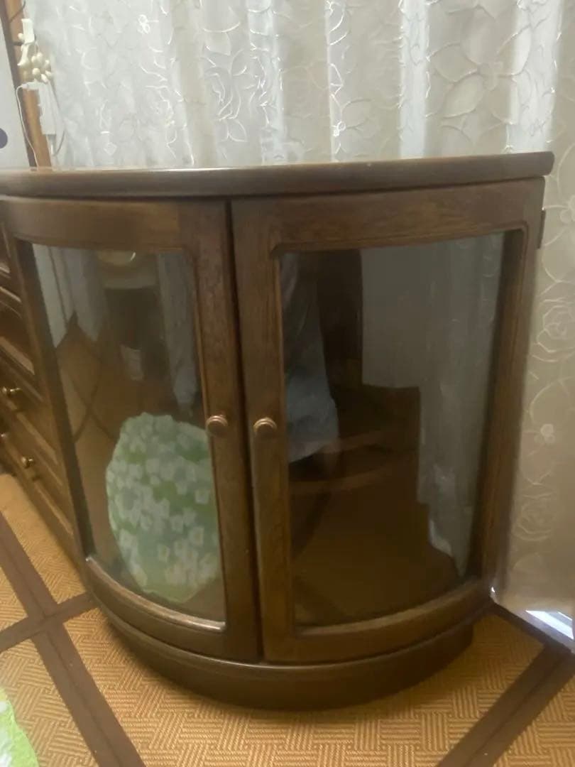 ヨシページです。 ブラウン木製キャビネット・サイドボード　カリモク