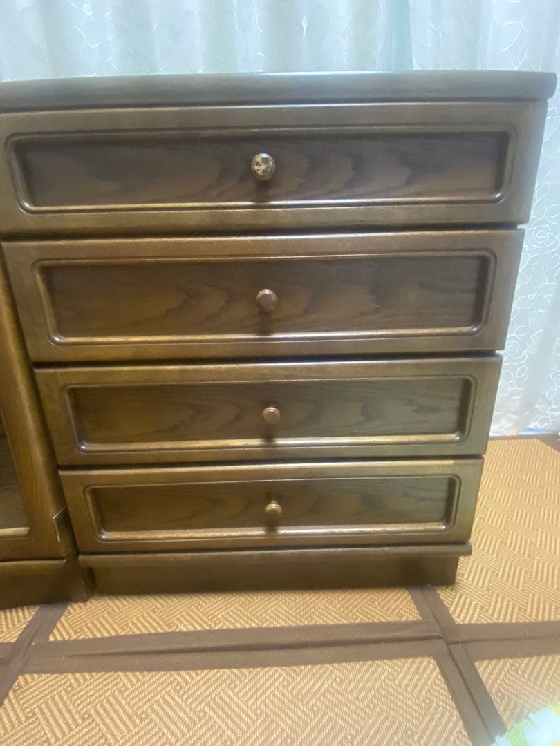 ヨシページです。 ブラウン木製キャビネット・サイドボード　カリモク