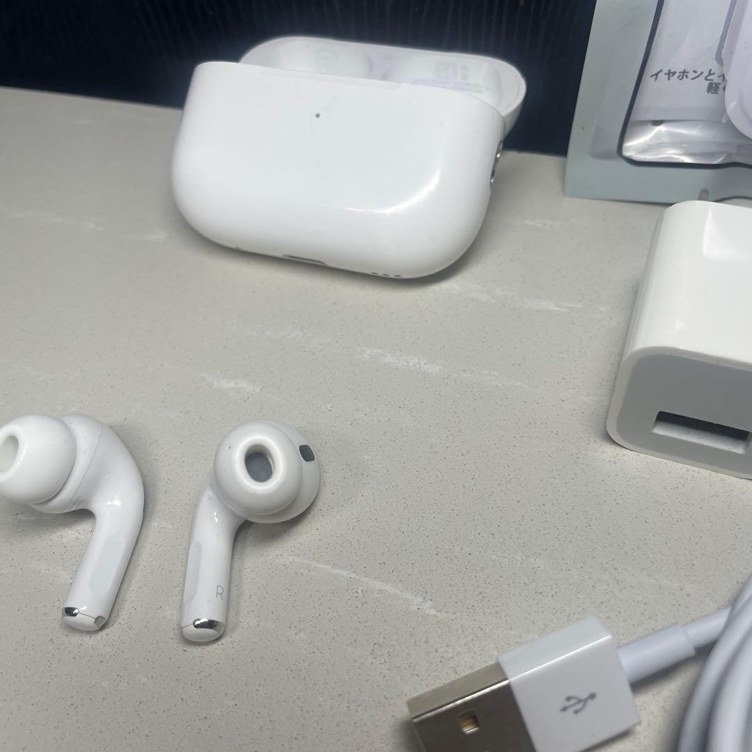 Apple AirPods Pro 2(Lightningケーブル+チップ付)