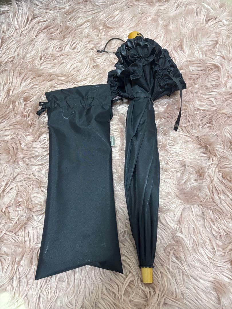 サンバリア100 折りたたみ日傘 2段折 フリル 木ストレート手元 ブラック