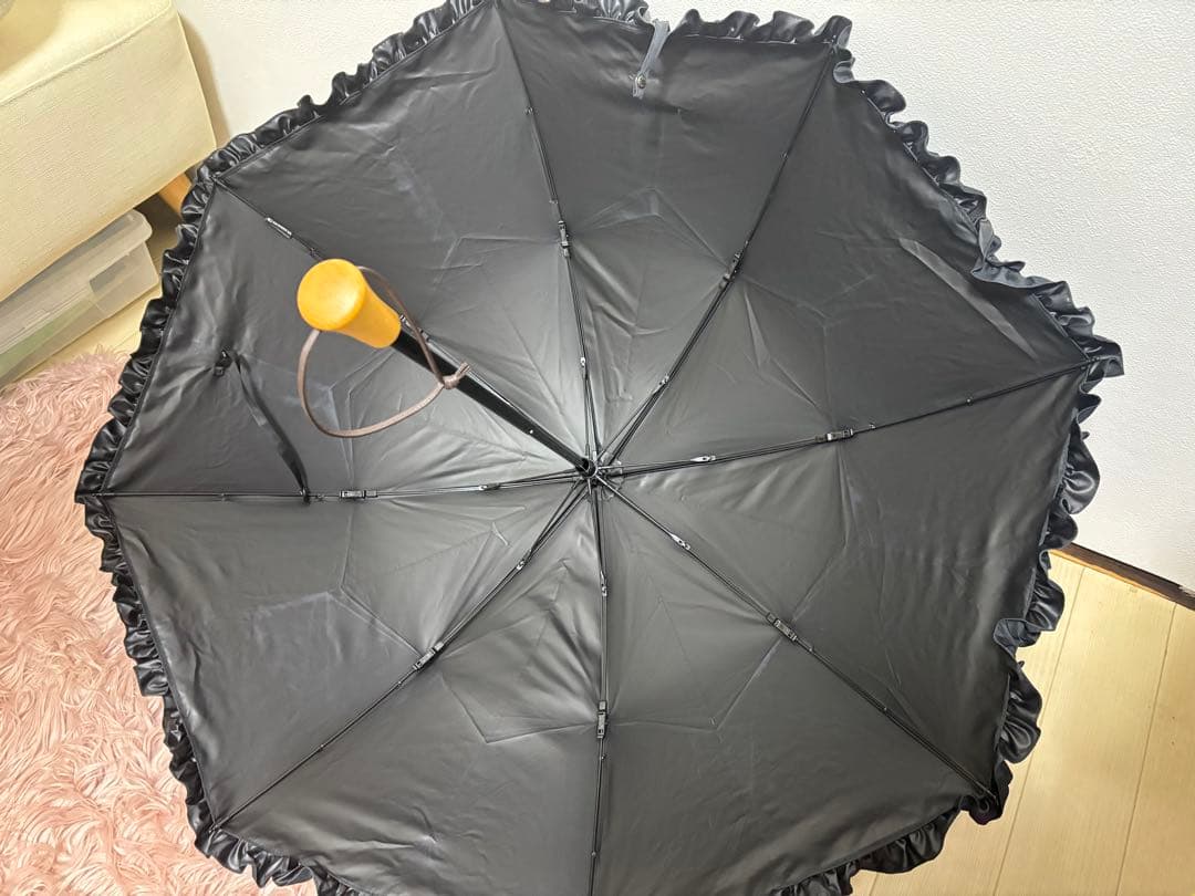 サンバリア100 折りたたみ日傘 2段折 フリル 木ストレート手元 ブラック