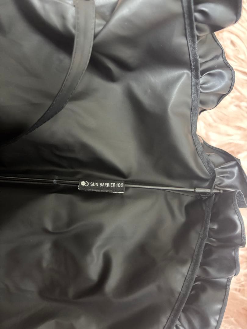 サンバリア100 折りたたみ日傘 2段折 フリル 木ストレート手元 ブラック