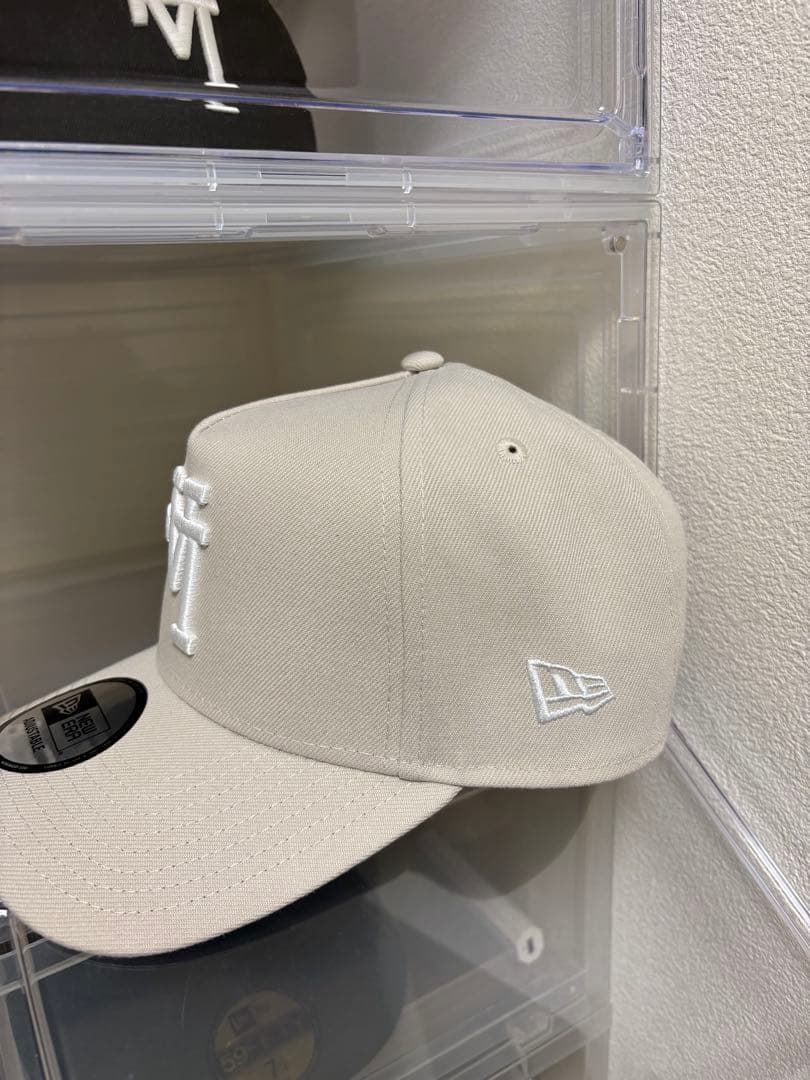 LA ニューエラ ドジャース 逆ロゴ ベージュ
