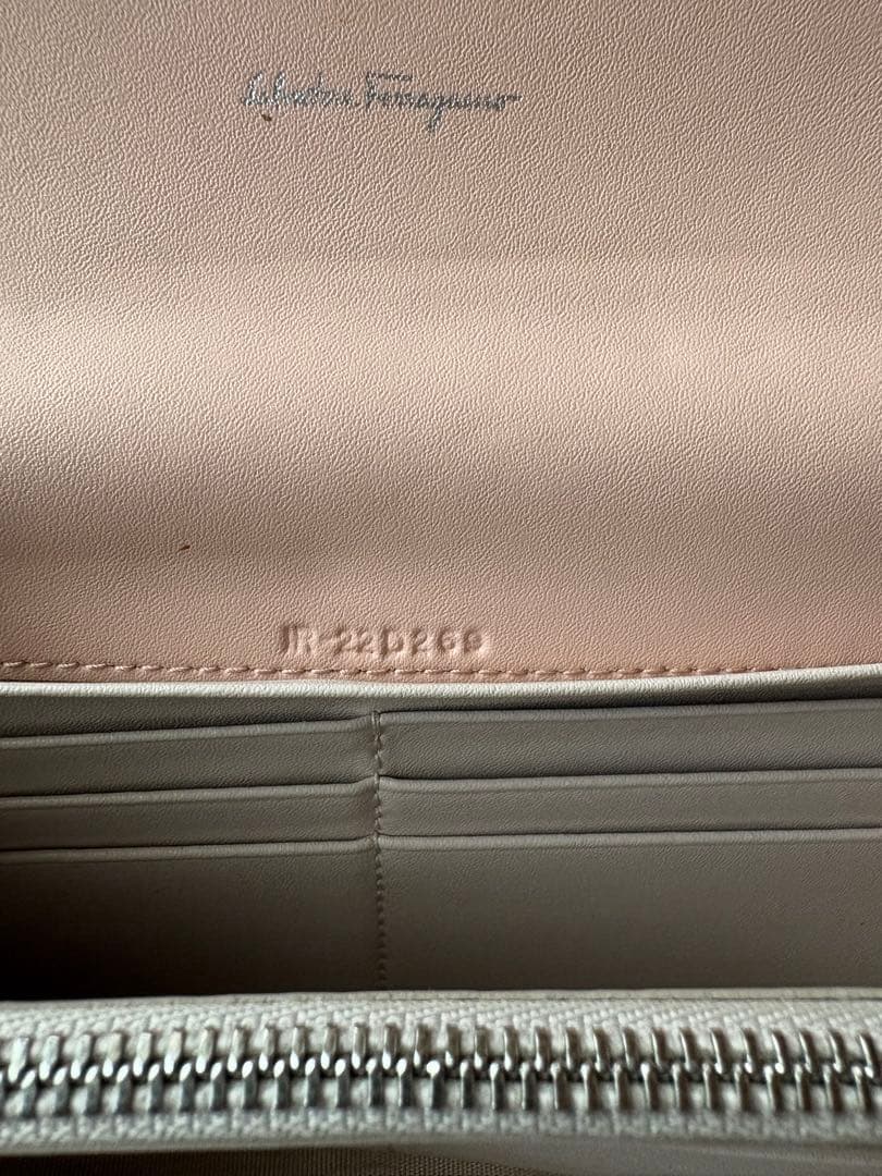 極美品✨Salvatore Ferragamo ピンク長財布