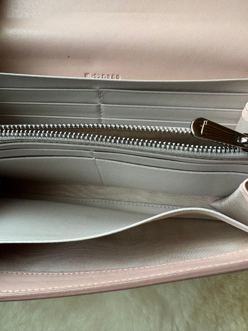 極美品✨Salvatore Ferragamo ピンク長財布