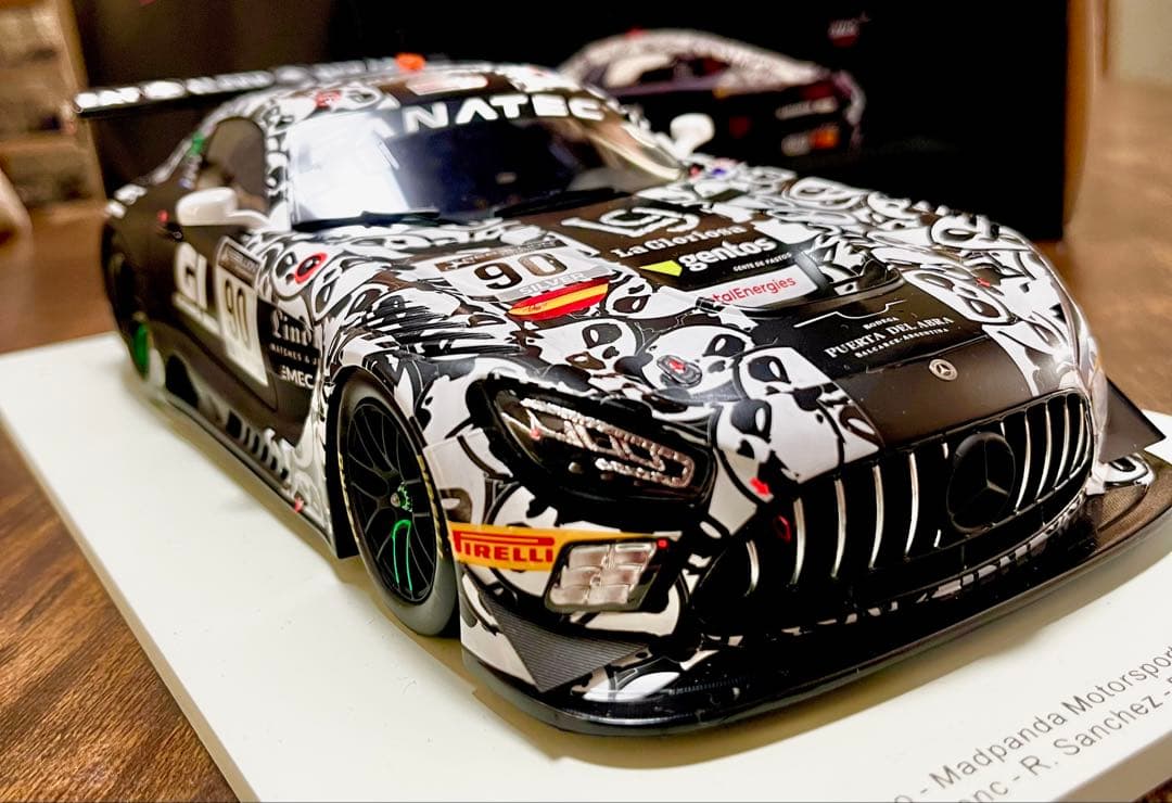 スパーク　ミニカー　1/18 スパーク　メルセデスAMG GT3 マッドパンダ