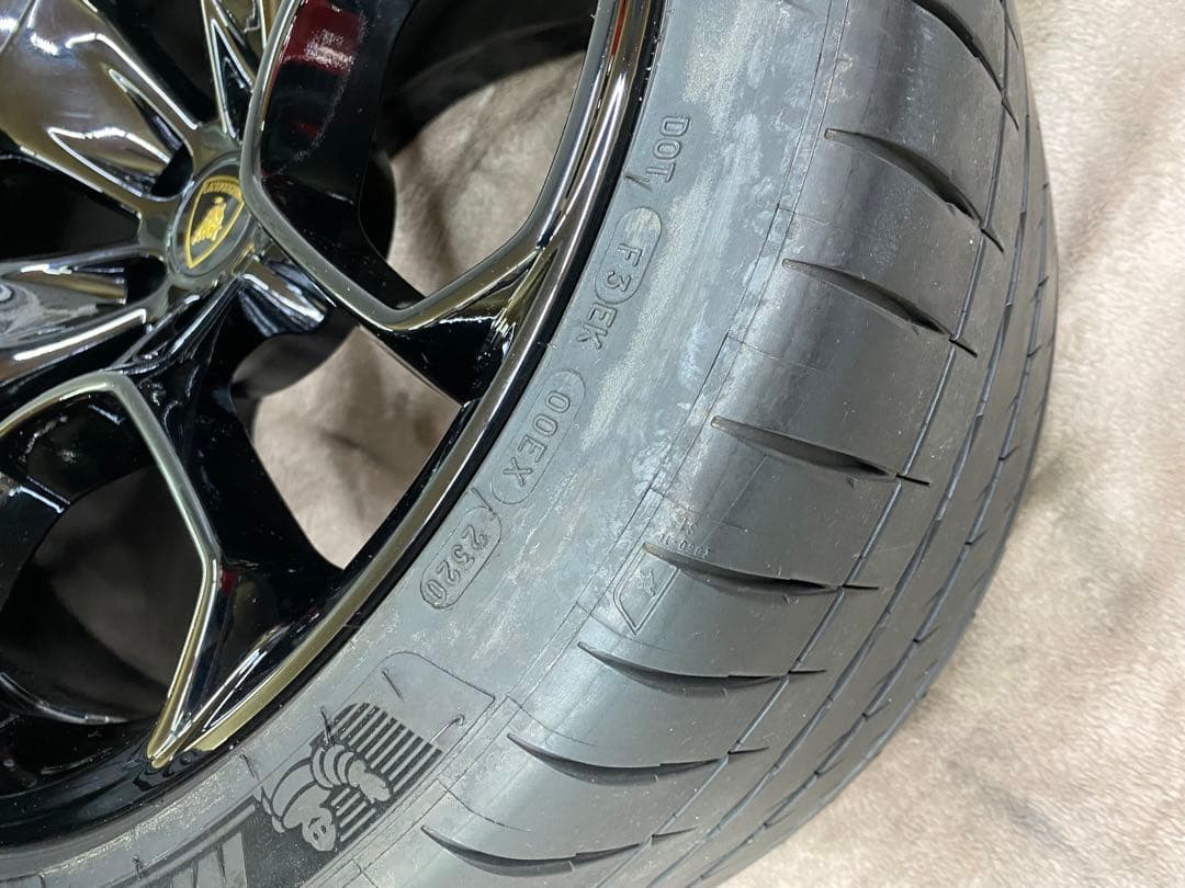 ぱるぷんて お年玉特別価格！20インチ ランボウラカン純正OPタイヤ付き