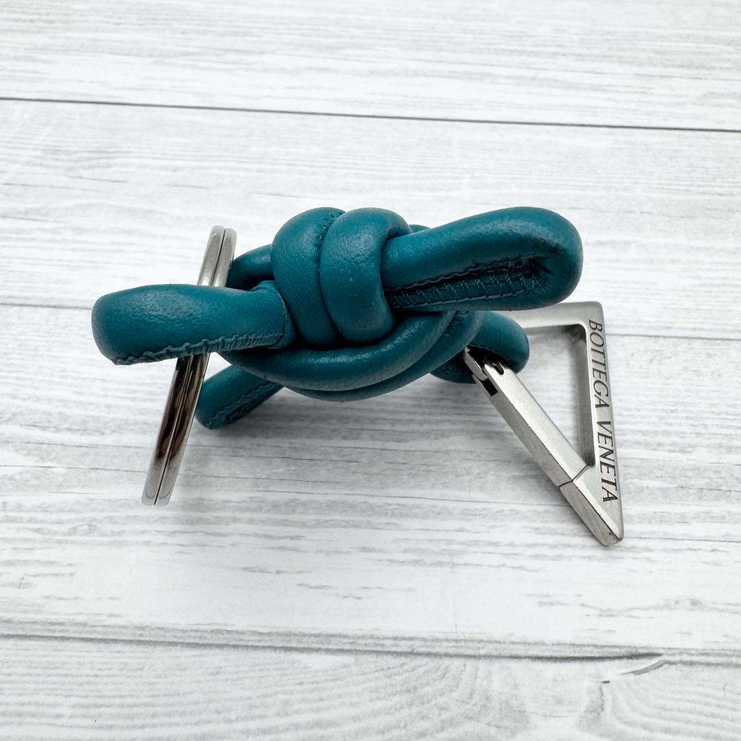 【美品】ボッテガヴェネタ トライアングル ツイスト キーホルダー ブルー