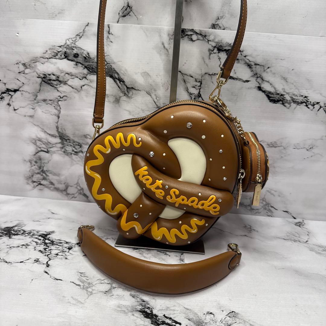 (未使用品)大人気、ケイトスペード、アップル 3D プレッツェル クロスボディ