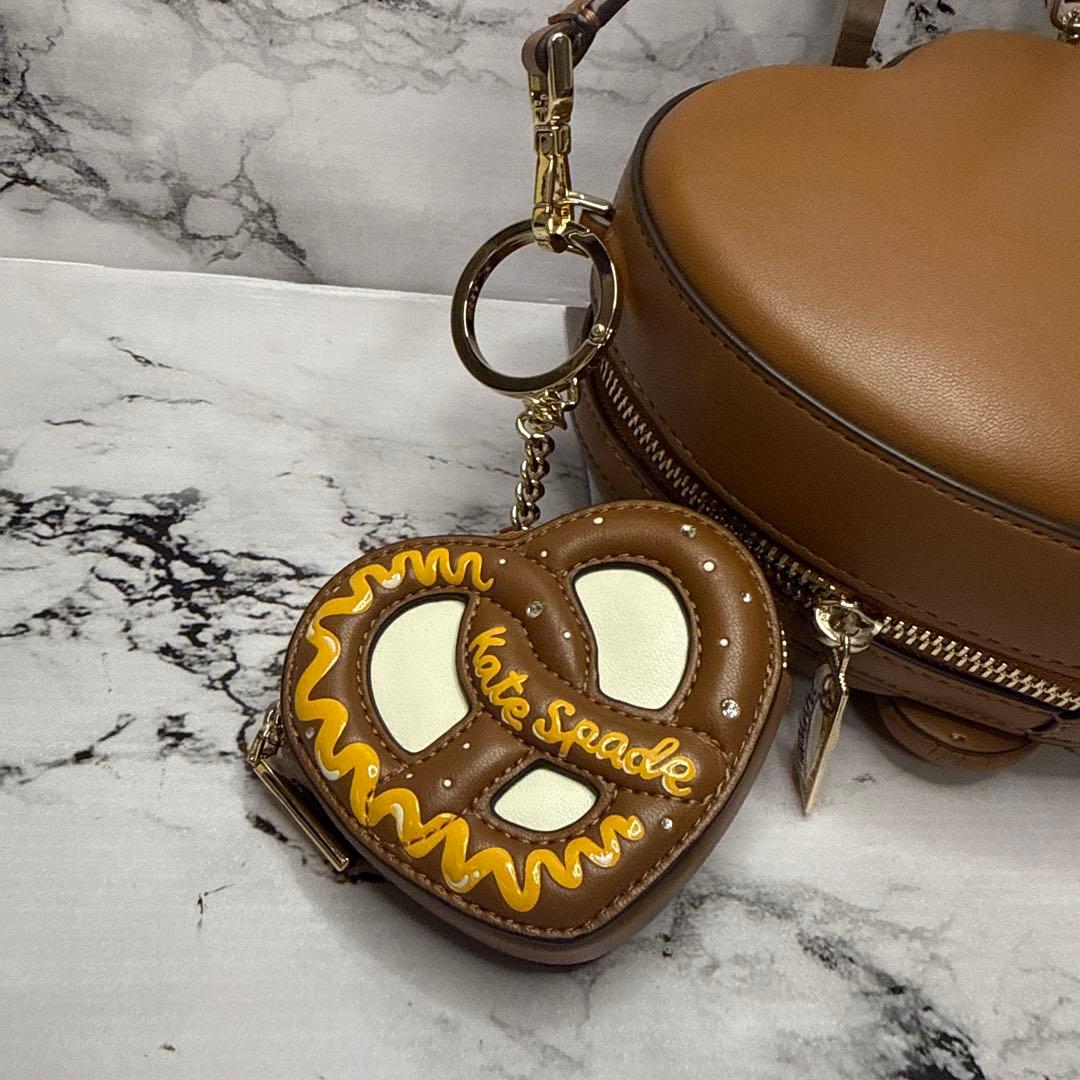 (未使用品)大人気、ケイトスペード、アップル 3D プレッツェル クロスボディ