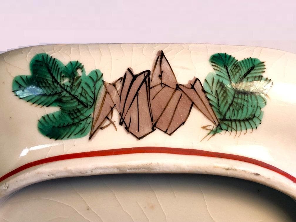 【 古九谷色絵木瓜型中皿 】　岩牡丹・鯉魚・雲文　折鶴若松図　角福印　江戸時代