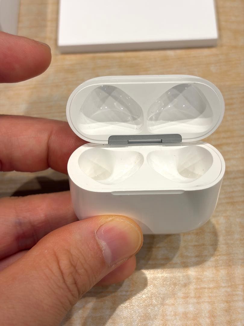 Apple AirPods4 ノイズキャンセリングモデル本体 充電ケース付き