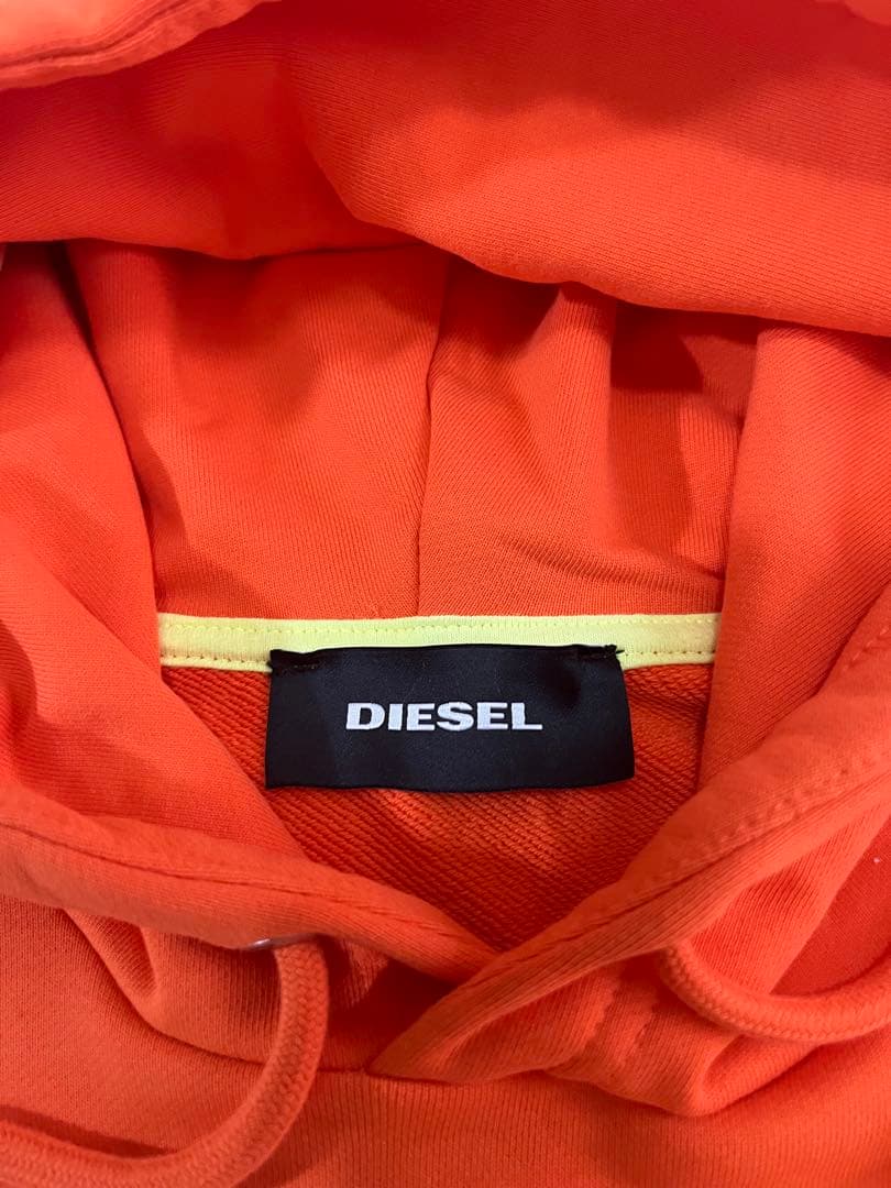 関戸直樹　DIESEL オレンジ パーカー