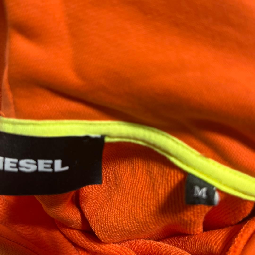 関戸直樹　DIESEL オレンジ パーカー
