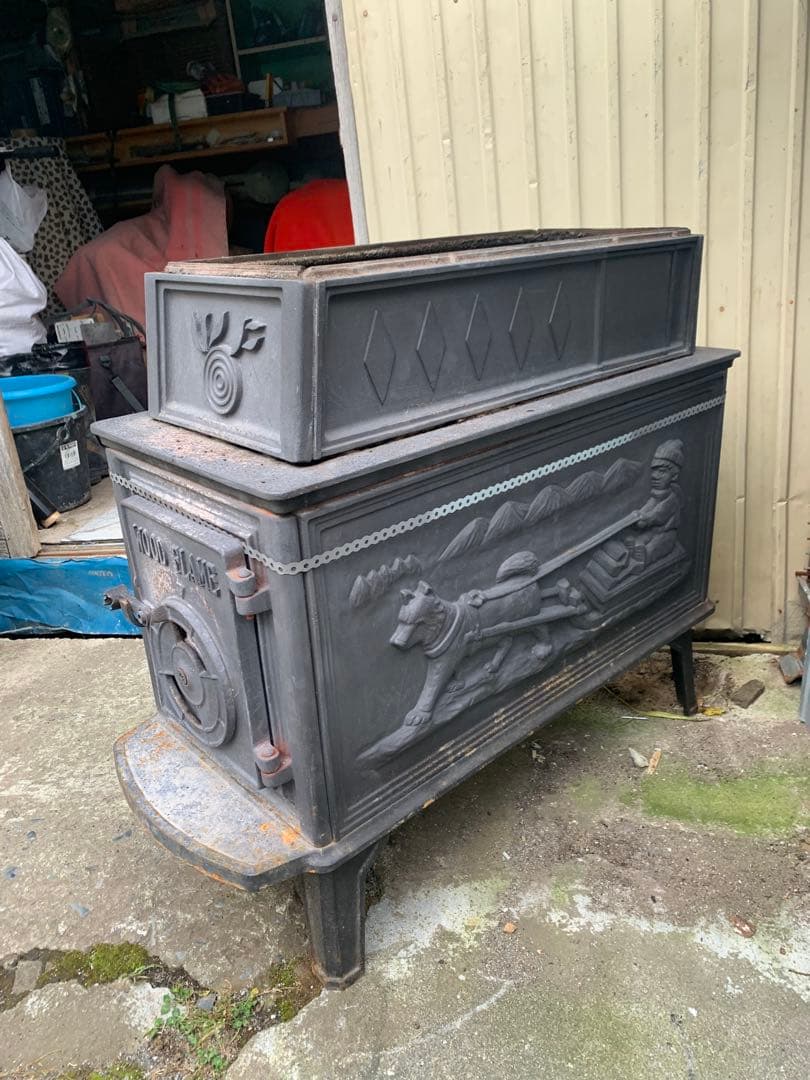 鋳鉄製 薪ストーブ 蓋付き 犬と人の彫刻