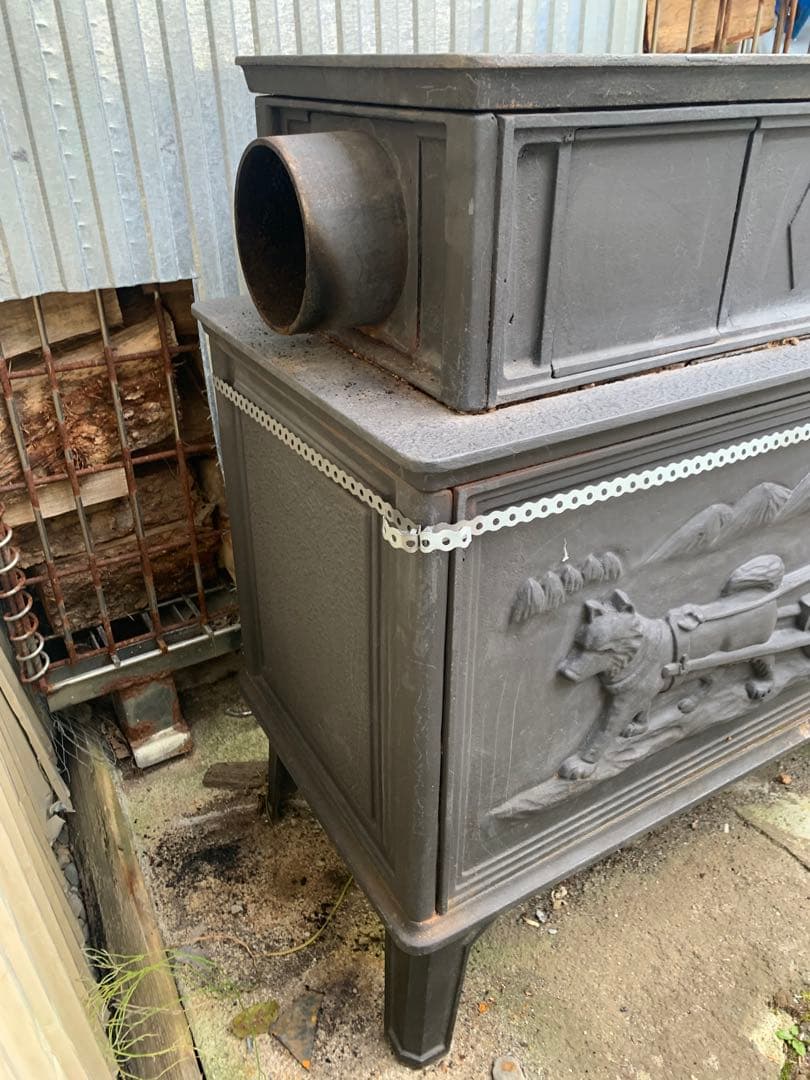 鋳鉄製 薪ストーブ 蓋付き 犬と人の彫刻