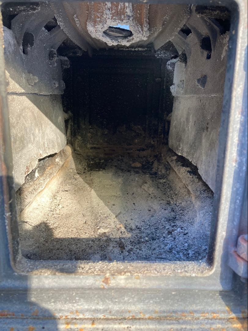 鋳鉄製 薪ストーブ 蓋付き 犬と人の彫刻