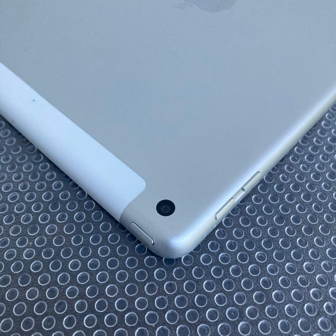 4004 極美品新品級☆電池良好☆iPad5 第5世代 32GB SIMフリー☆