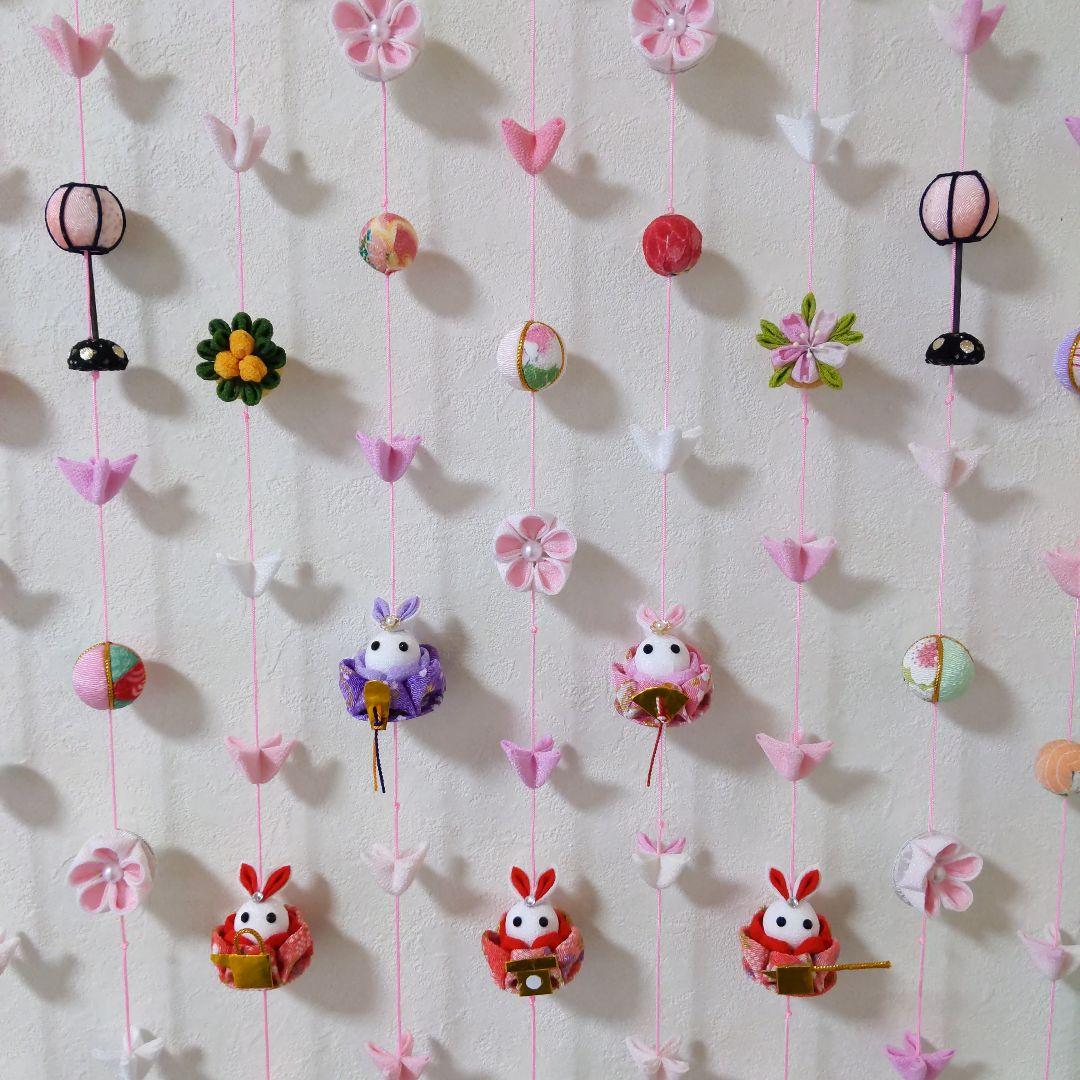 ちりめん細工　お花とまりとうさぎ雛の壁掛け下げ飾り(9下げ)