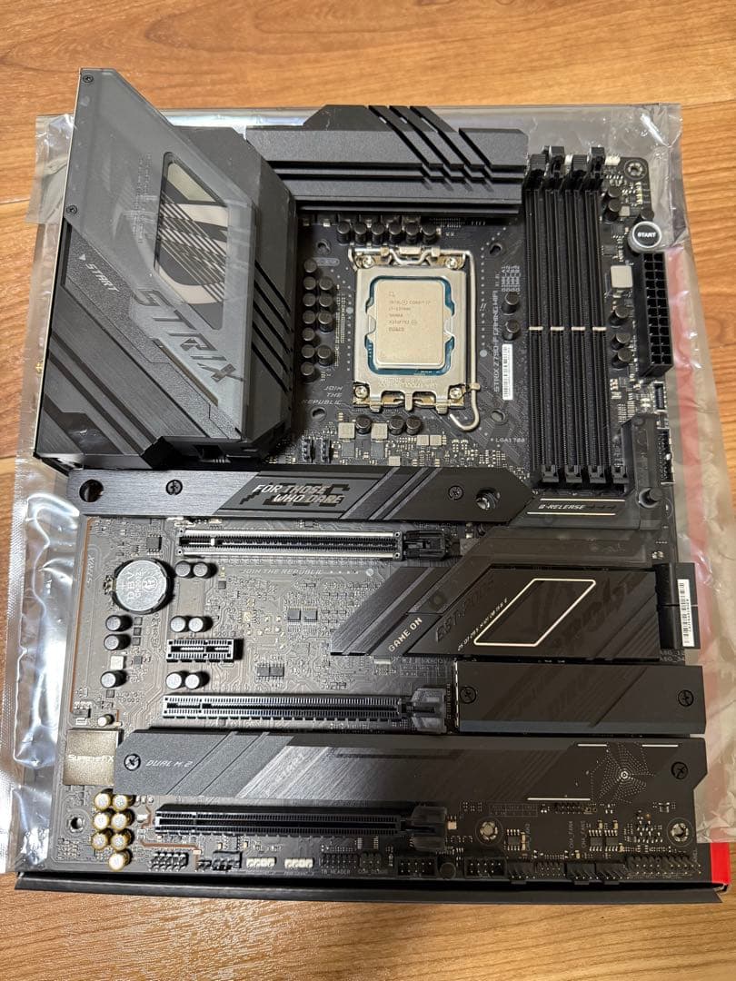 CPU ROG STRIX Z790-F GAMING WiFi + i7-13700K