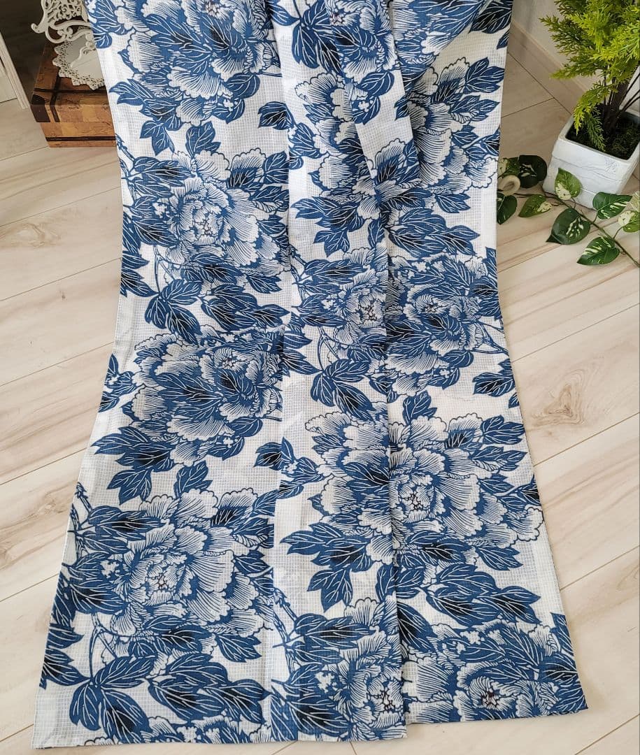 新品　竺仙　綿紅梅　風を吹かれる牡丹　白地にブルー