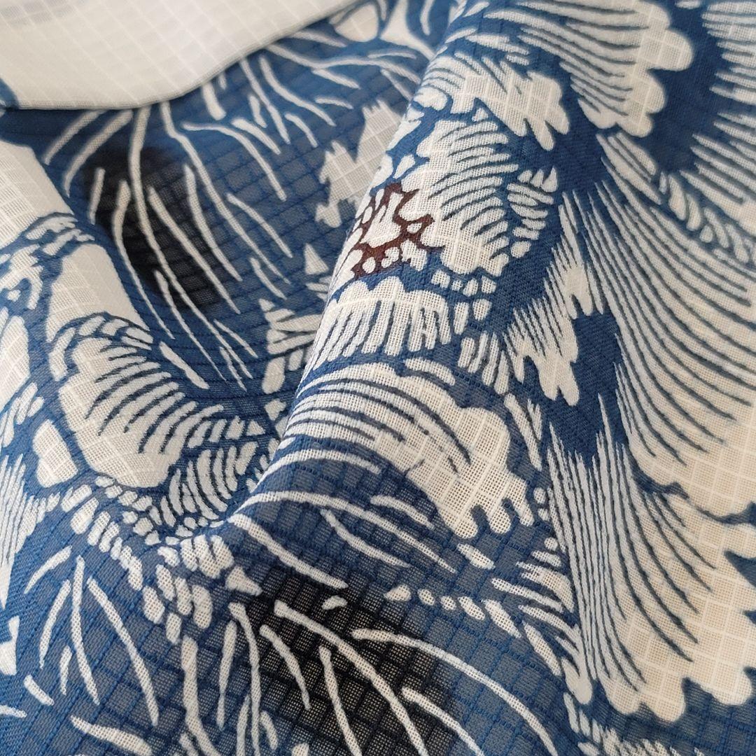 新品　竺仙　綿紅梅　風を吹かれる牡丹　白地にブルー