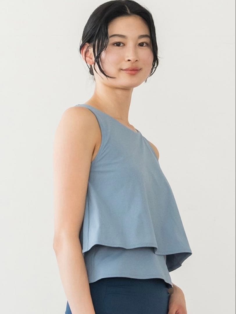 新品未使用SUKALAカップ付きフレアタンクトップ　スモークブルー　Ｍサイズ
